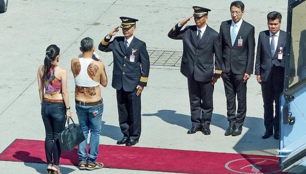 Кронпринц Таиланда прилетел в Германию в коротком топе