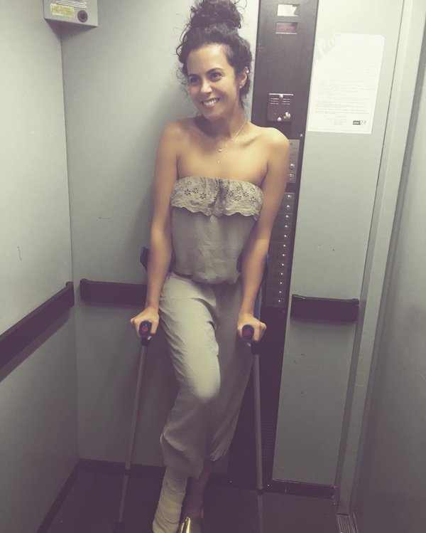 Настю Каменских запечатлели на костылях