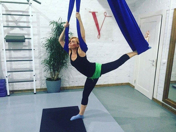 Певица Lilu удивила растяжкой в спортзале