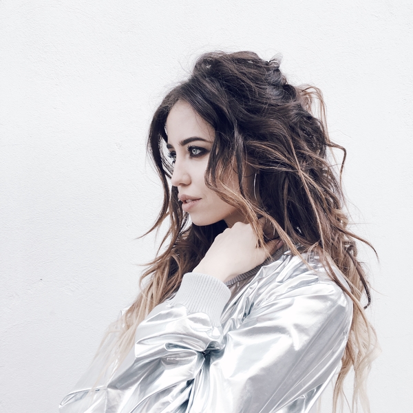 Надя Дорофеева в черном боди похвасталась длинными ногами