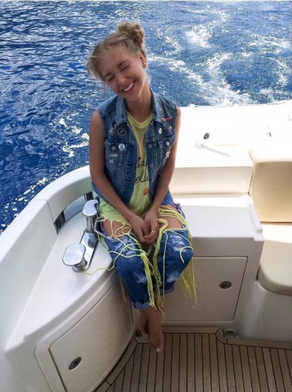 Кристина Асмус с мужем и дочкой проводят отпуск в Греции