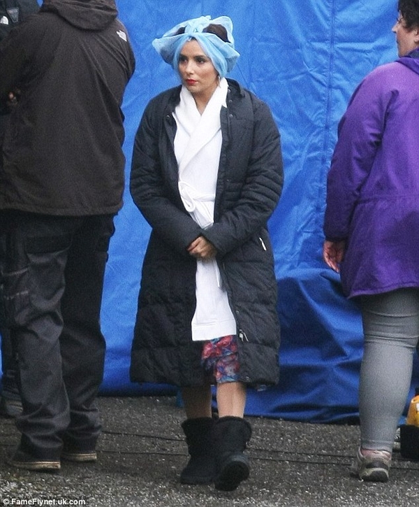 В халате и с платком на голове: Ева Лонгория снимается в новом сериале