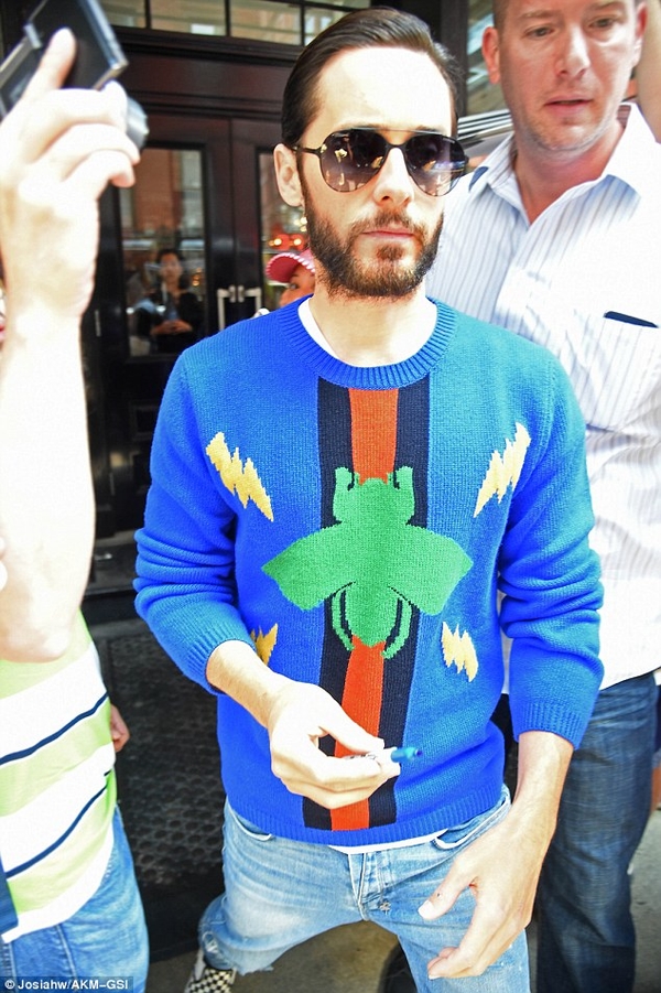 Джаред Лето пришел на пресс-конференцию Отряда самоубийц в забавном свитере