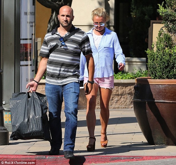 Бритни Спирс похвасталась стройными ногами в коротких шортах