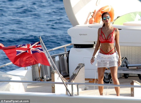 Николь Шерзингер отдохнула с подругами на яхте