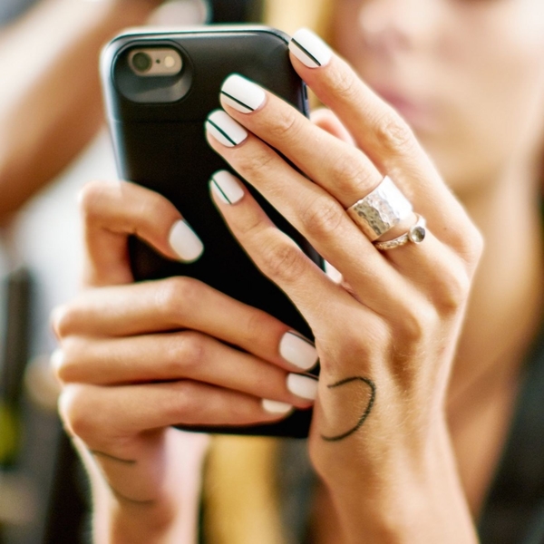 Как продлить жизнь маникюру?