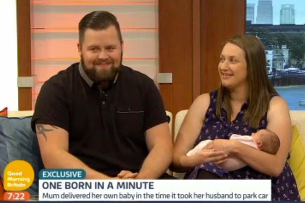 Камера наблюдения засняла, как женщина родила за 50 секунд