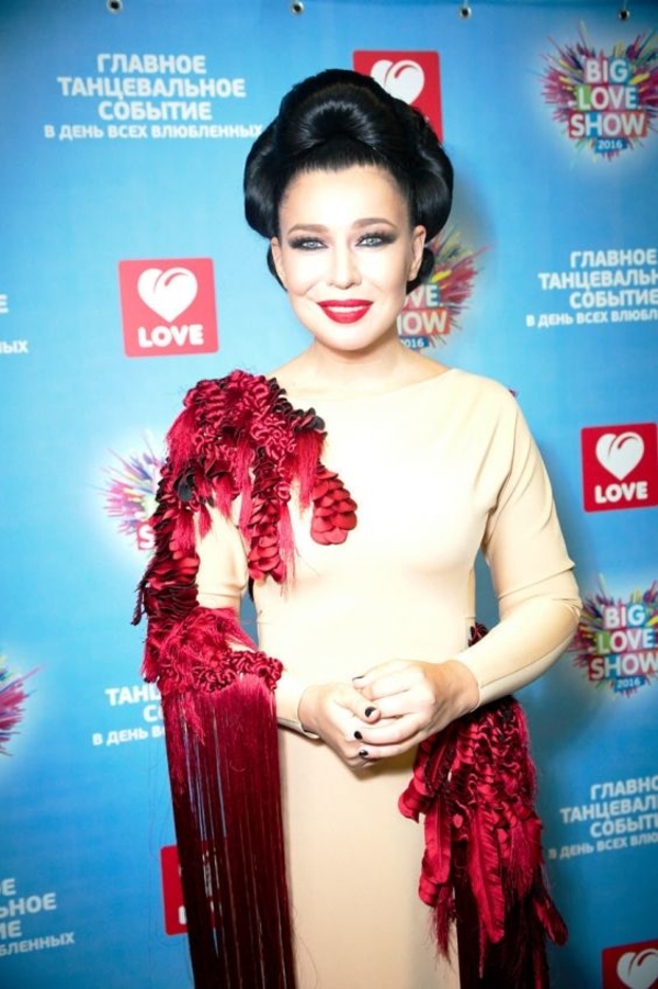 Елка презентовала клип на летнюю песню Навсегда