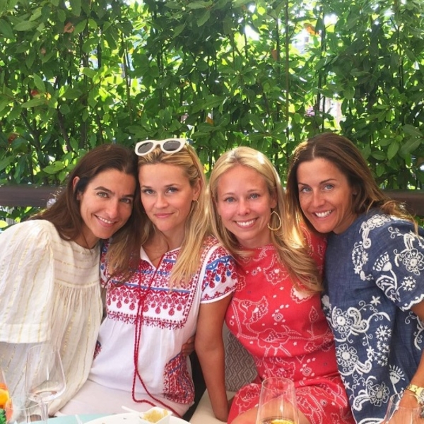 Риз Уизерспун гуляет в вышиванках по Венеции