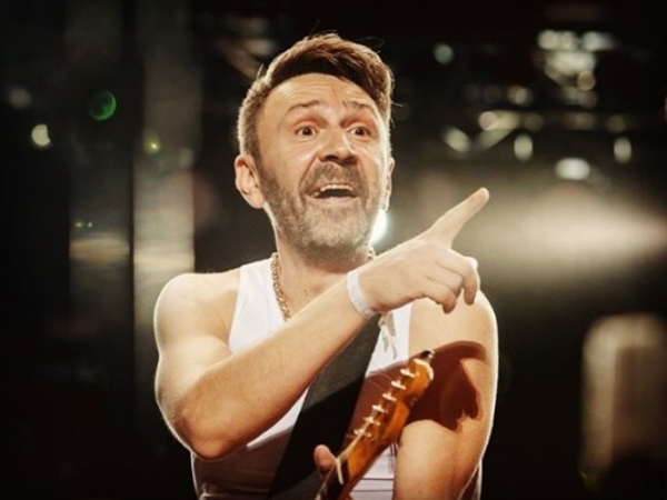 На концерте Шнурова в Будапеште развернули флаг Украины