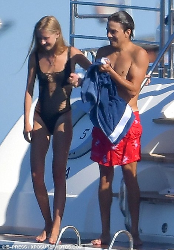 Экс-жених Линдси Лохан развлекается с блондинкой на яхте