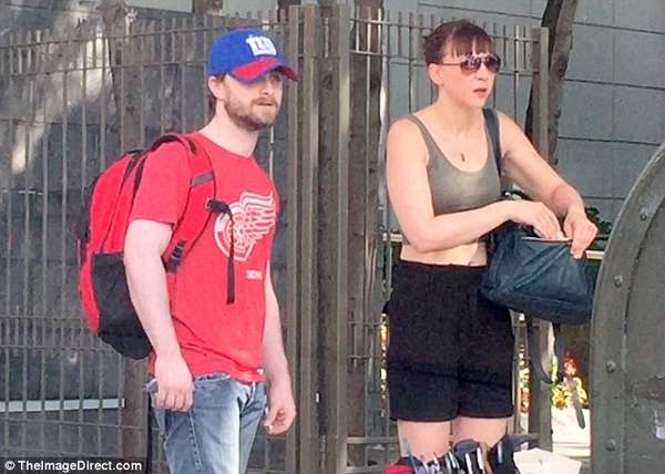 Дэниел Рэдклифф со своей девушкой были замечены в Нью-Йорке