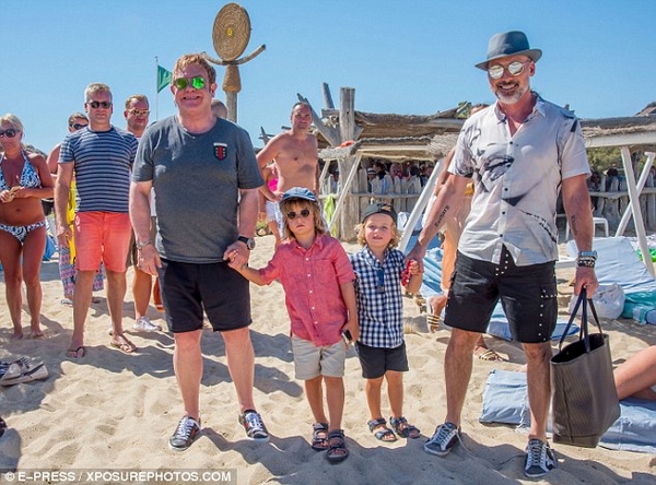 Элтон Джон с мужем и сыновьями отдыхают в Сен-Тропе