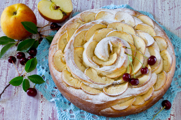 Как приготовить шарлотку с яблоками и ягодами