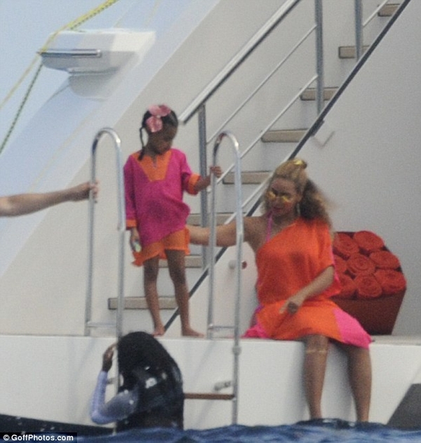 Бейонсе с семьей отдохнула на яхте в Италии