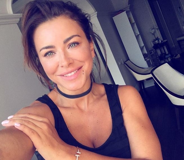 Ани Лорак похвасталась стройными ножками в мини