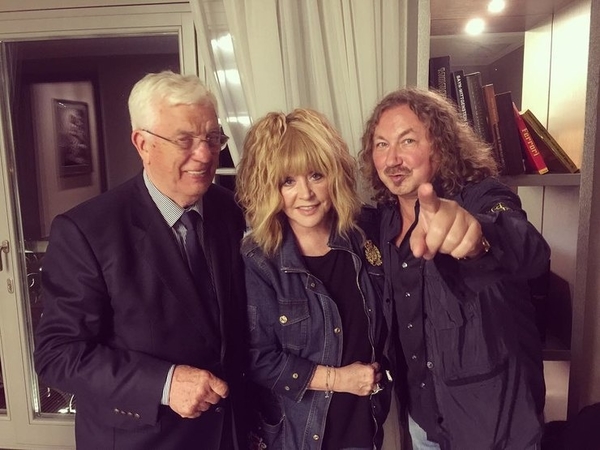 Постройневшая Пугачева примерила джинсовый костюм