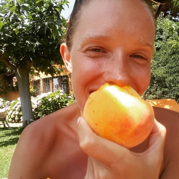 Осадчая в отпуске: телеведущая показала фото без макияжа