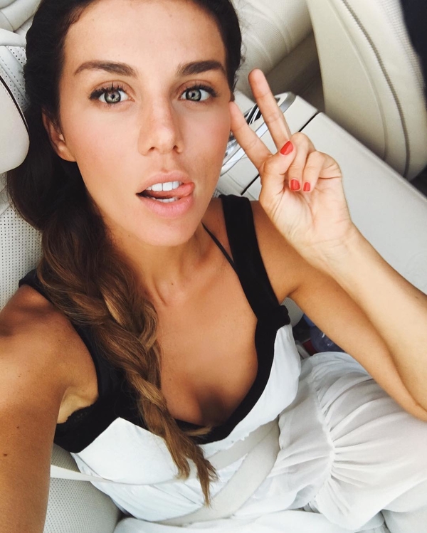 Анна Седокова вместе с дочками развлекается во Франции