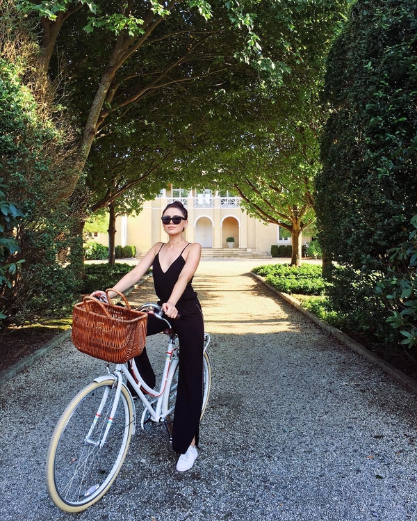 Четыре стильных образа, которые стоит повторить до конца лета