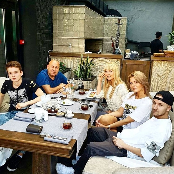 Дочь Валерии познакомила семью со своим женихом