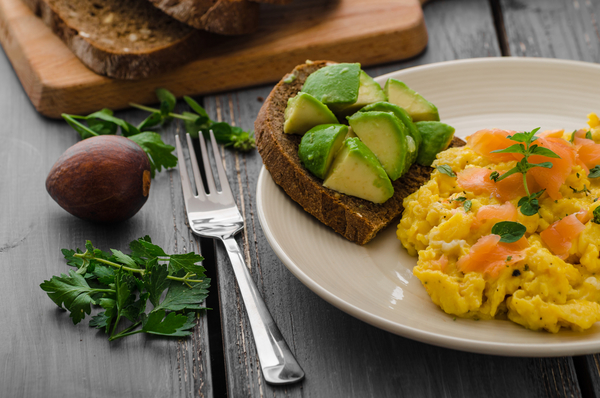 Как приготовить омлет с авокадо, помидорами и сыром