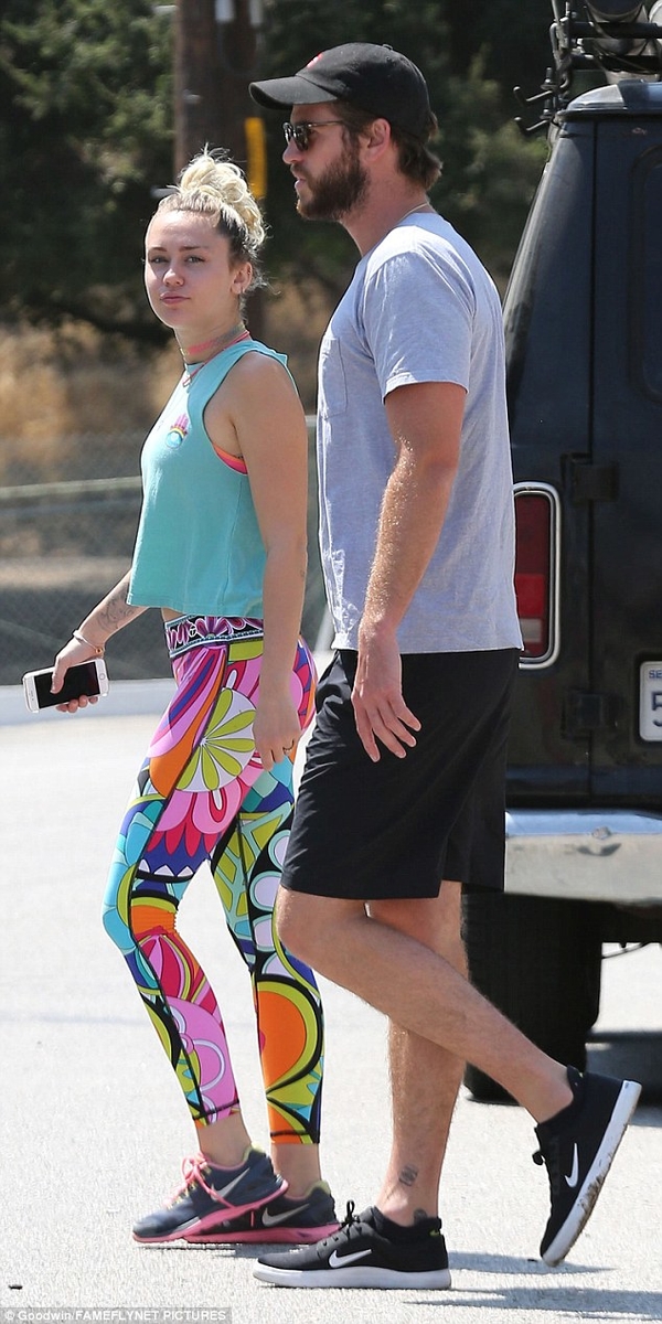 Майли Сайрус сфотографировали с помолвочным кольцом на пальце