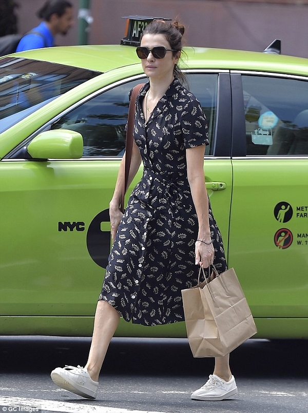 Рэйчел Вайс вышла на прогулку по Нью-Йорку