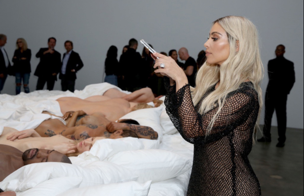 Ким Кардашян посетила выставку силиконовых фигур из клипа Канье Уэста