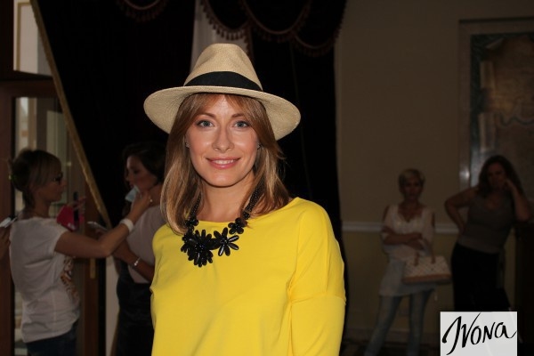 Елена Кравец показала руку новорожденной дочери