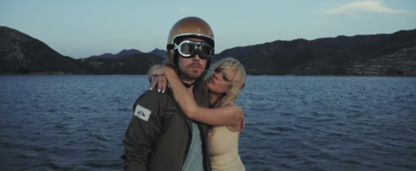 Памела Андерсон снялась в романтическом клипе французского певца