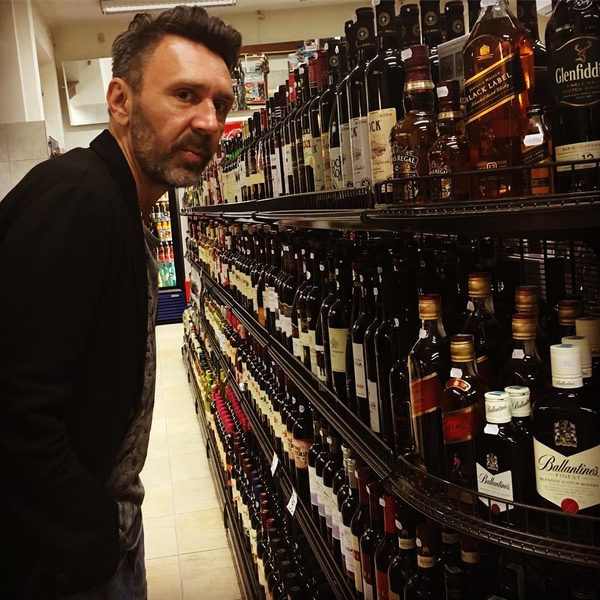 Сиськи: группа Ленинград сняла новый клип с девушкой из "лабутенов"