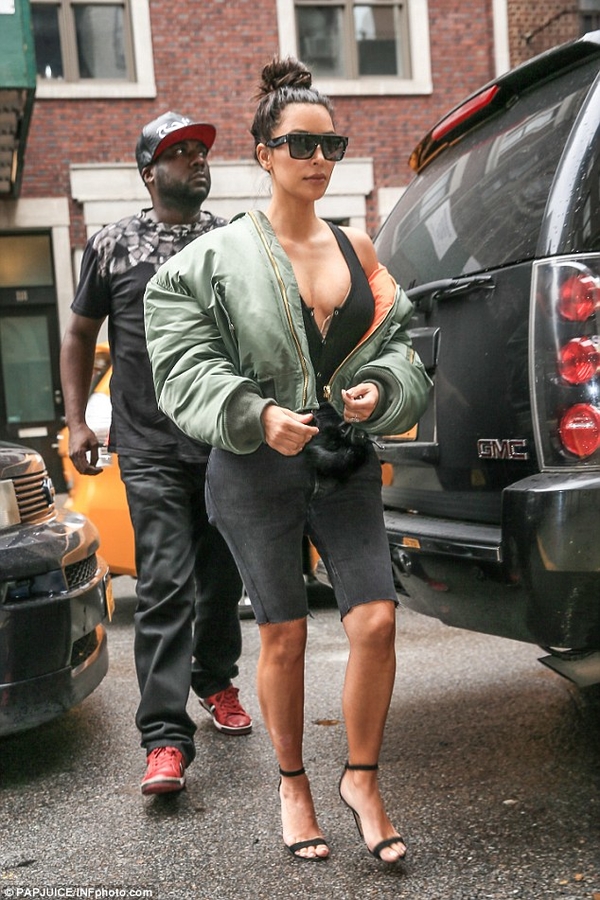 Ким Кардашян нарвалась на критику в Сети за неудачный наряд