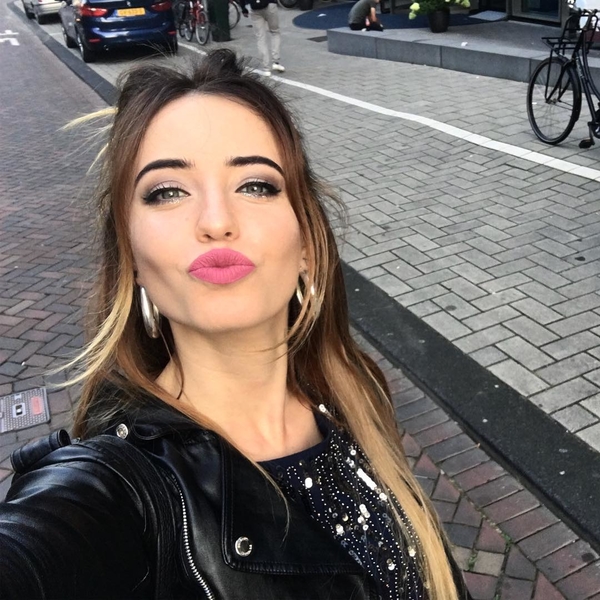 Надя Дорофеева показала, как снимали клип группы Время и Стекло