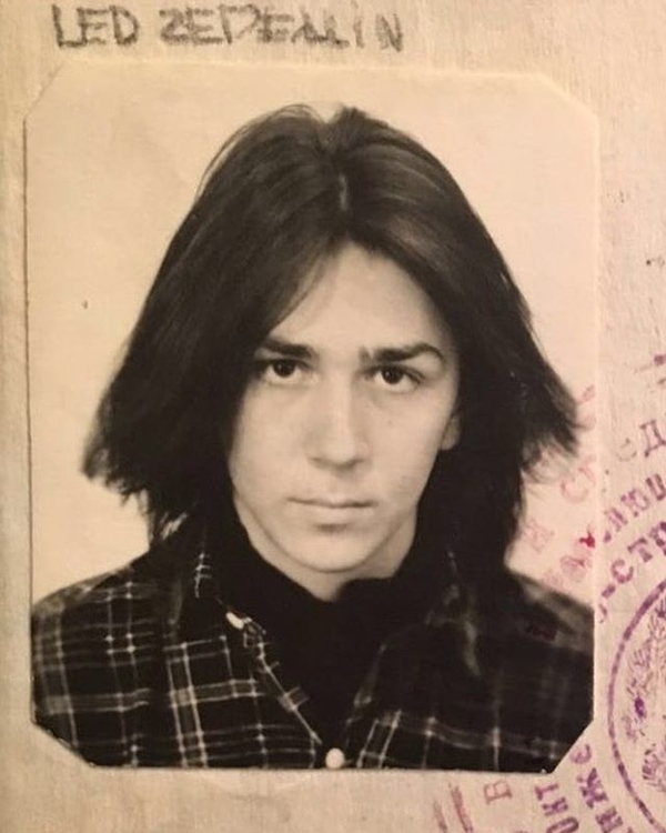 Сергей Шнуров опубликовал архивное школьное фото