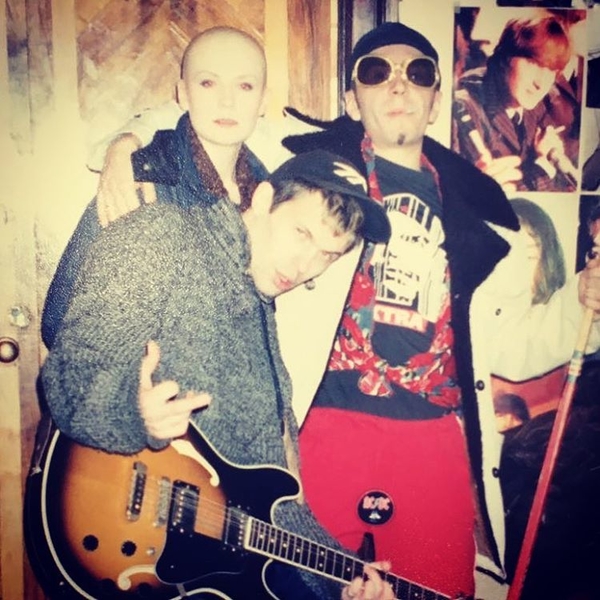 Сергей Шнуров опубликовал архивное школьное фото