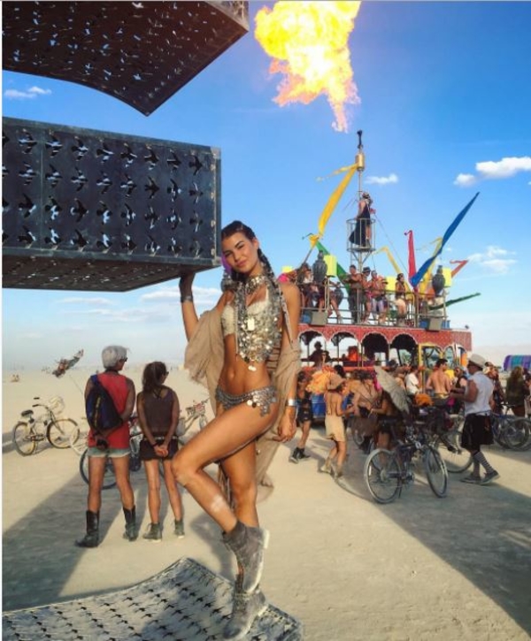 Burning Man 2016: Перри, Хилтон, Делевинь и другие посетили фестиваль
