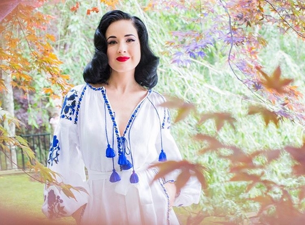 Дита фон Тиз вышла в свет в платье-вышиванке