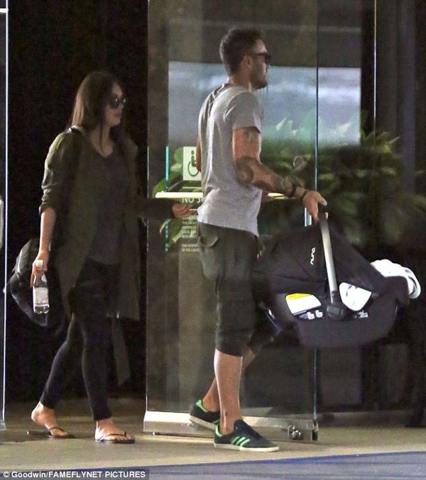 Меган Фокс с мужем впервые сфотографировали с новорожденным сыном