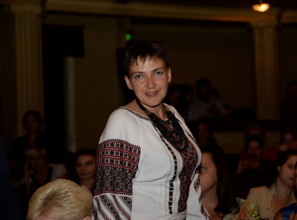 Надежда Савченко надела туфли на каблуках для похода в оперу