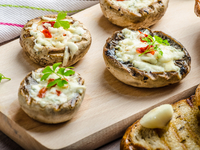 Фаршированные грибы с орехами и сыром