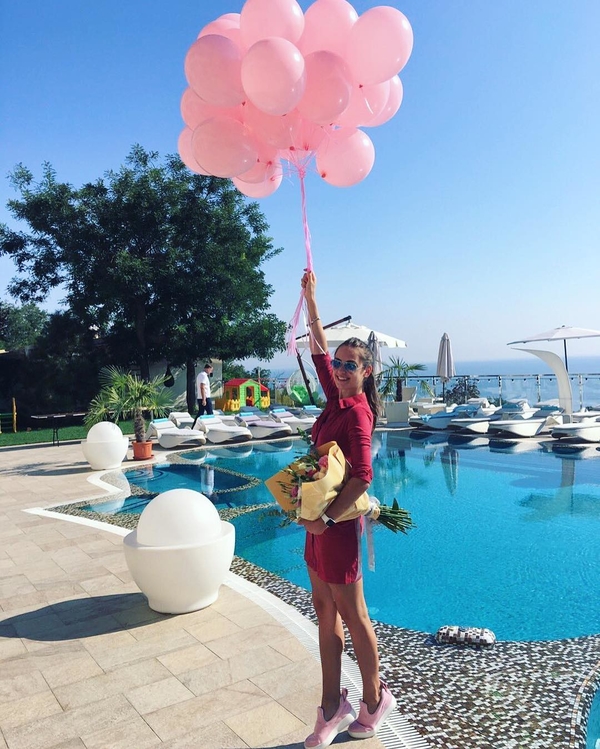 Победительница Холостяка 6 отмечает день рождения: 10 ярких фото красотки