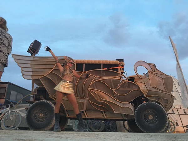 Пэрис Хилтон в откровенном боди повеселилась на фестивале в США