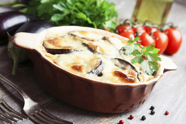 Как запечь баклажаны с сыром и сметаной