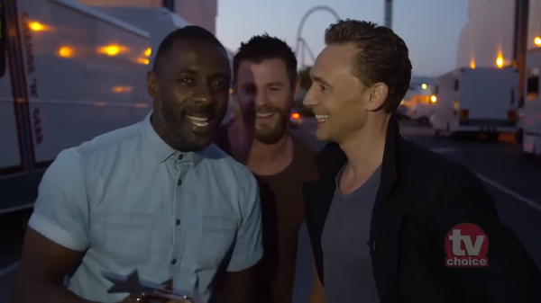 Идрис Эльба и Крис Хемсворт подшутили над Томом Хиддлстоном