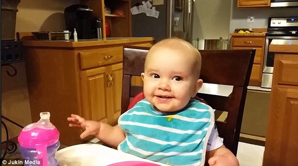 "Зловещий" смех прославил малышку на весь мир