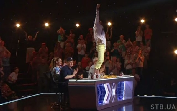 Х-фактор 7 сезон онлайн: на третьем кастинге судья залез на стол