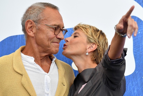 Счастливые Высоцкая и Кончаловский посетили кинофестиваль в Венеции