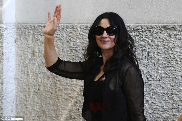 51-летняя Моника Белуччи похвасталась стройными ногами в прозрачном платье