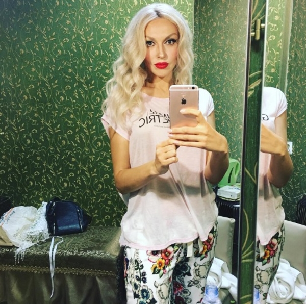 Годовщина свадьбы и травма: Полякова показала мужа и дочерей